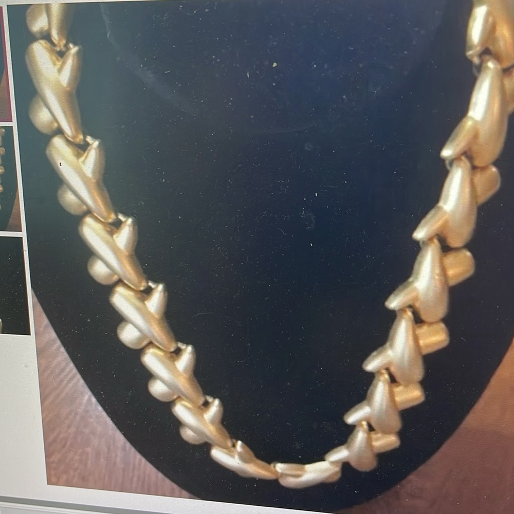 VTG gold tone necklace